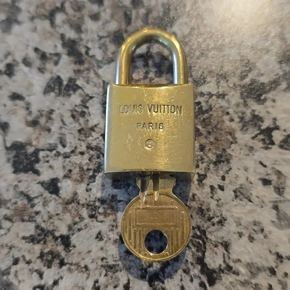 Louis Vuitton 200 series lock and key #207 - Picture 2 of 4